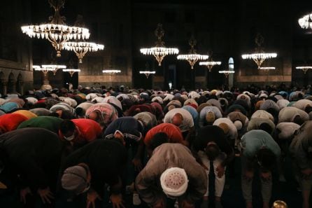 Cientos de personas accedieron al interior del templo para realizar el rezo comunitario.