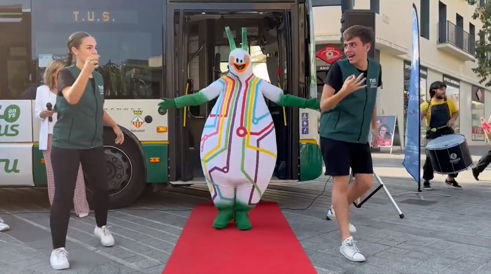 Esta es la nueva mascota del servicio de autobuses de Sabadell, &#039;La Bussi&#039;