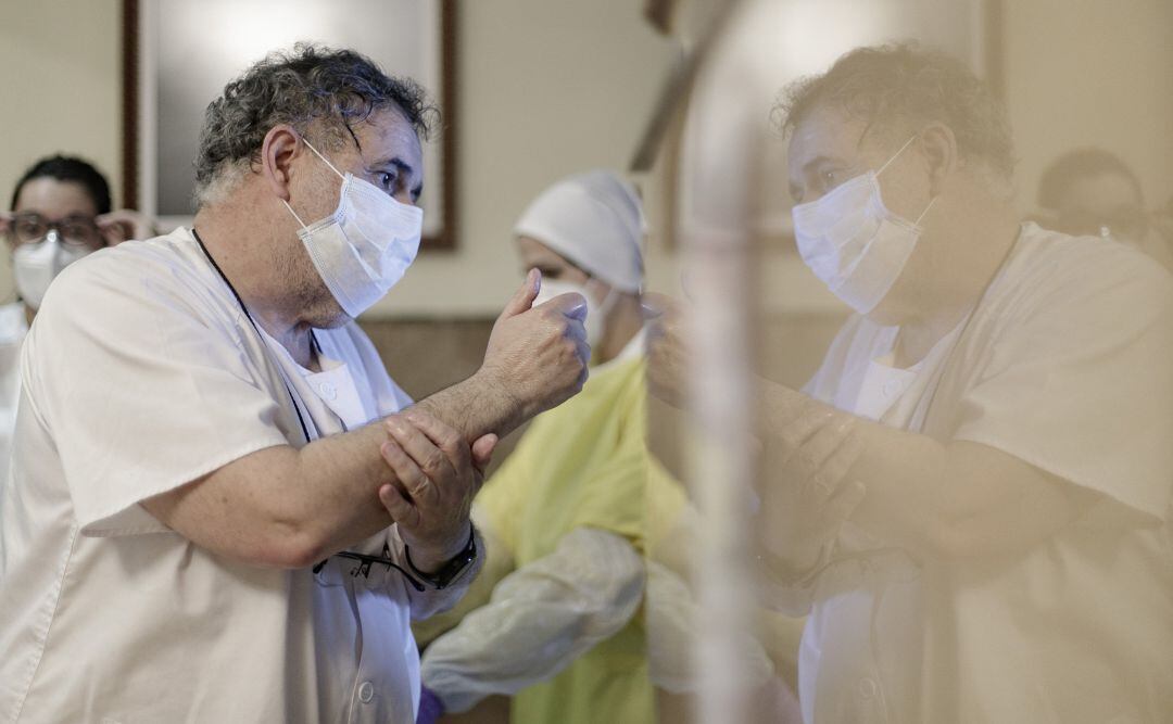 El trabajo de un sanitario rural, también indispensable.