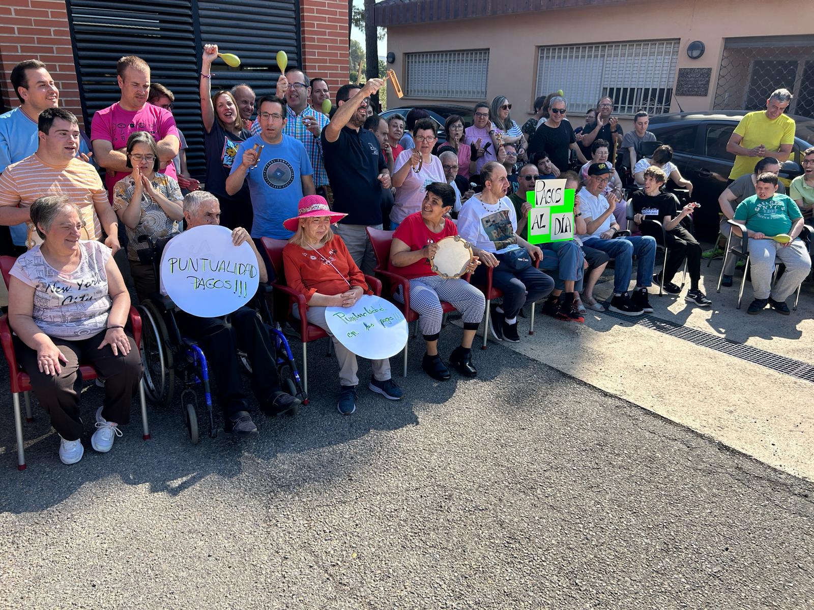 Usuarios, familias y profesionales de Gormaget en la protesta a las puertas del centro por los impagos de la Conselleria de Servicios Sociales.