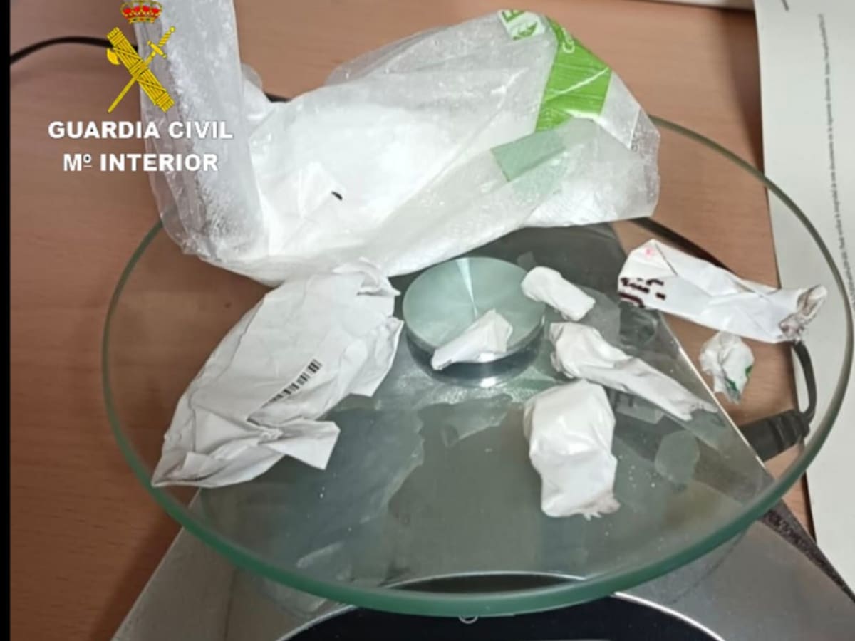 La Guardia Civil investiga a dos personas por tráfico de drogas en Bueu