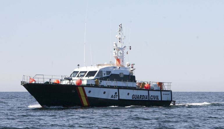 Una patrullera de la Guardia Civil participa en las labores de búsqueda de un submarinista que desapareció ayer por la tarde cuando practicaba esta actividad frente a las costas de Nigrán, a la altura de las islas Estelas.