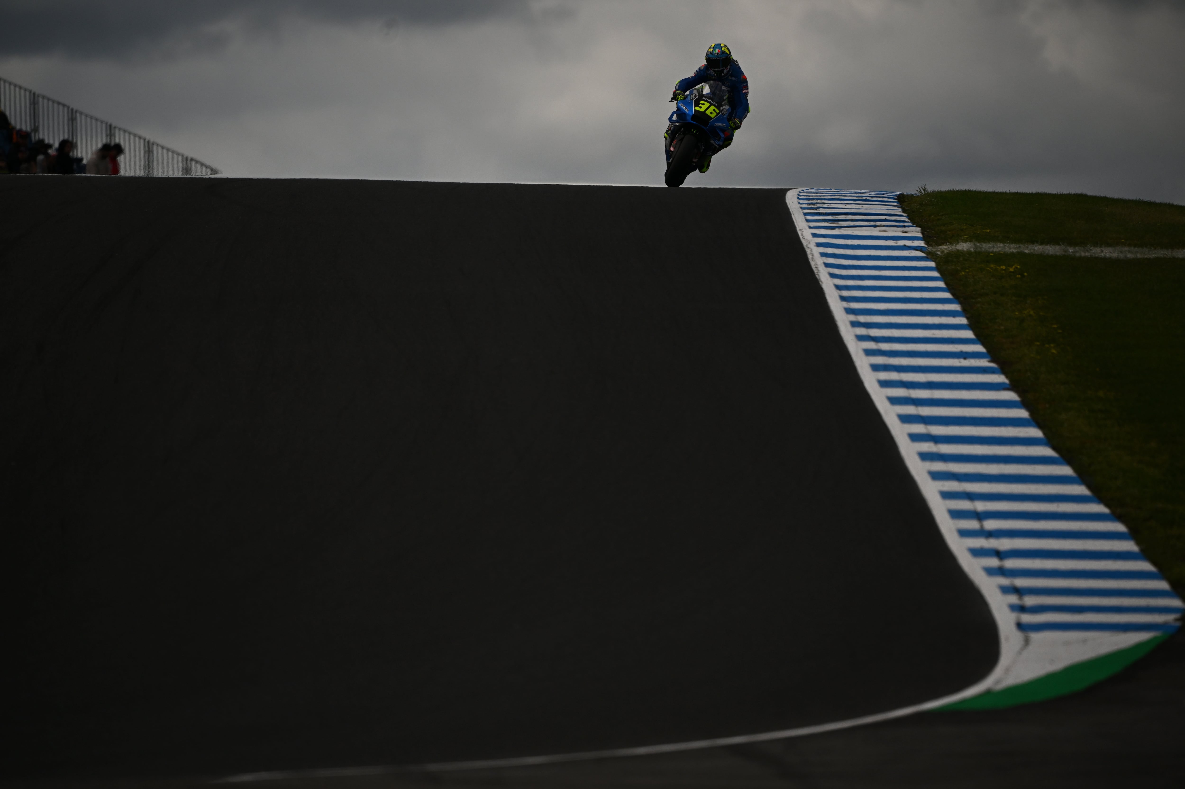 -FOTODELDÍA- PHILLIP ISLAND (AUSTRALIA), 15/10/2022.- El piloto español Joan Mir (Suzuki GSX RR), en acción durante el Gran Premio de Australia de Moto GP en el circuito de Phillip Island, este sábado. EFE/ Joel Carrett / PROHIBIDO SU USO EN AUSTRALIA Y NUEVA ZELANDA