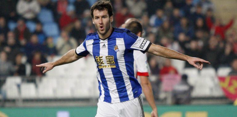 El delantero de la Real Sociedad Imanol Agirretxe celebra su gol, primero del equipo, durante el partido de la vigésimo tercera jornada de Liga que disputan Almería y Real Sociedad, esta noche en el estadio de Los Juegos Mediterráneos, en Almería