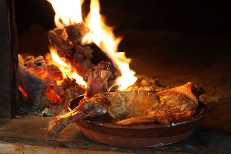 Lechazo asado en horno de leña