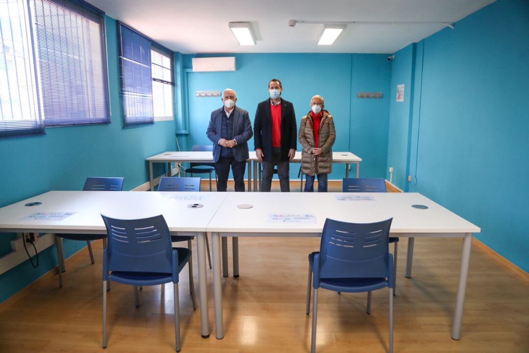 El concejal de Educación, Juventud y Fomento del Empleo, Luis Verde, acompañado por los ediles de Movilidad y del distrito Cruz del Humilladero, José del Río y Teresa Porras respectivamente, ha visitado hoy la primera de las ‘Cápsulas’ de la ciudad de Má