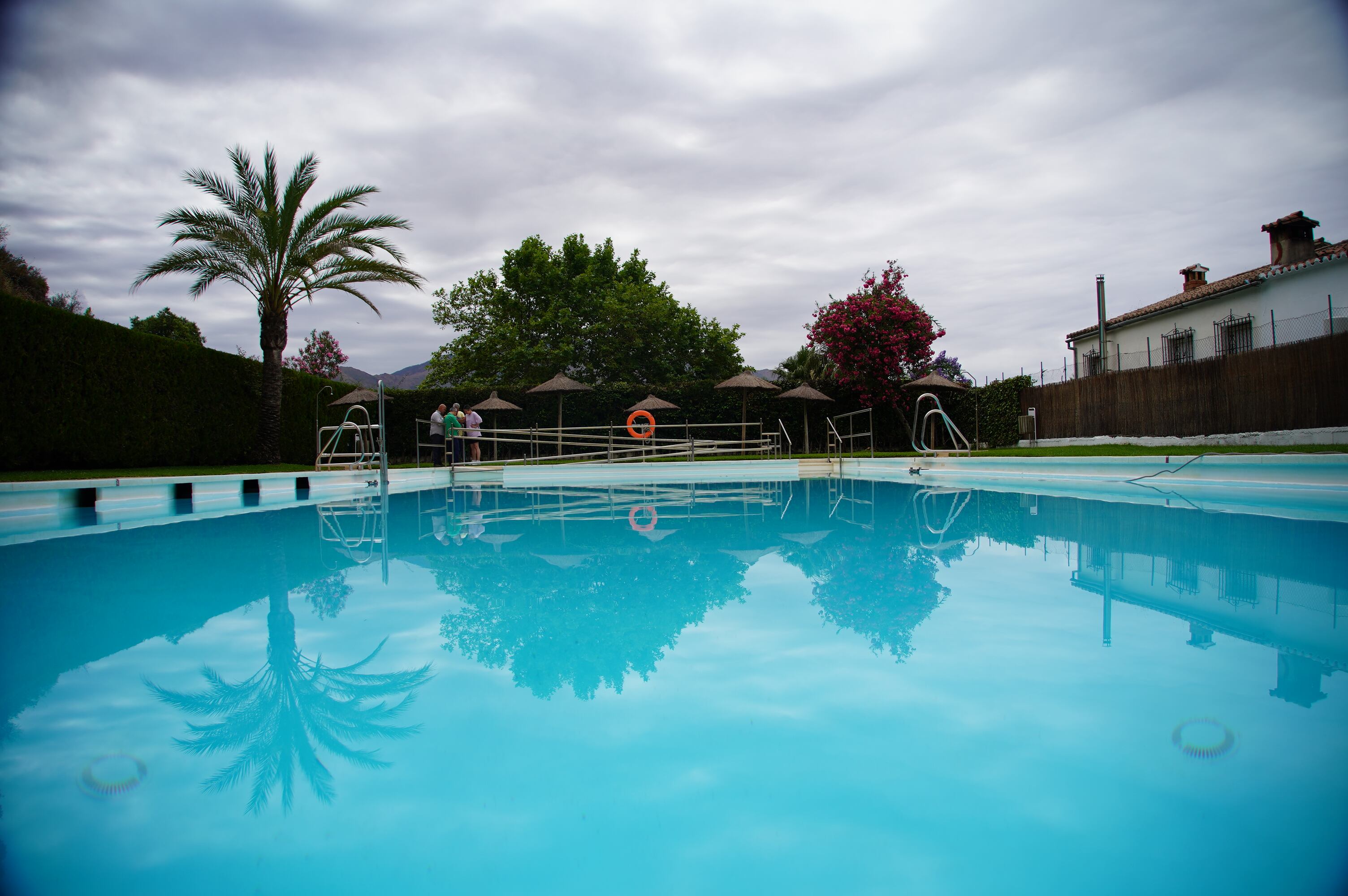 La piscina de Genalguacil se ubica en un lugar privilegiado y cuenta con una amplia zona de césped natural