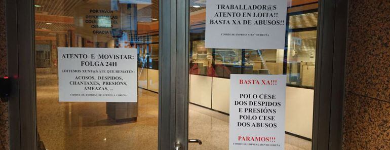 Carteles en la sede de Atento de A Coruña