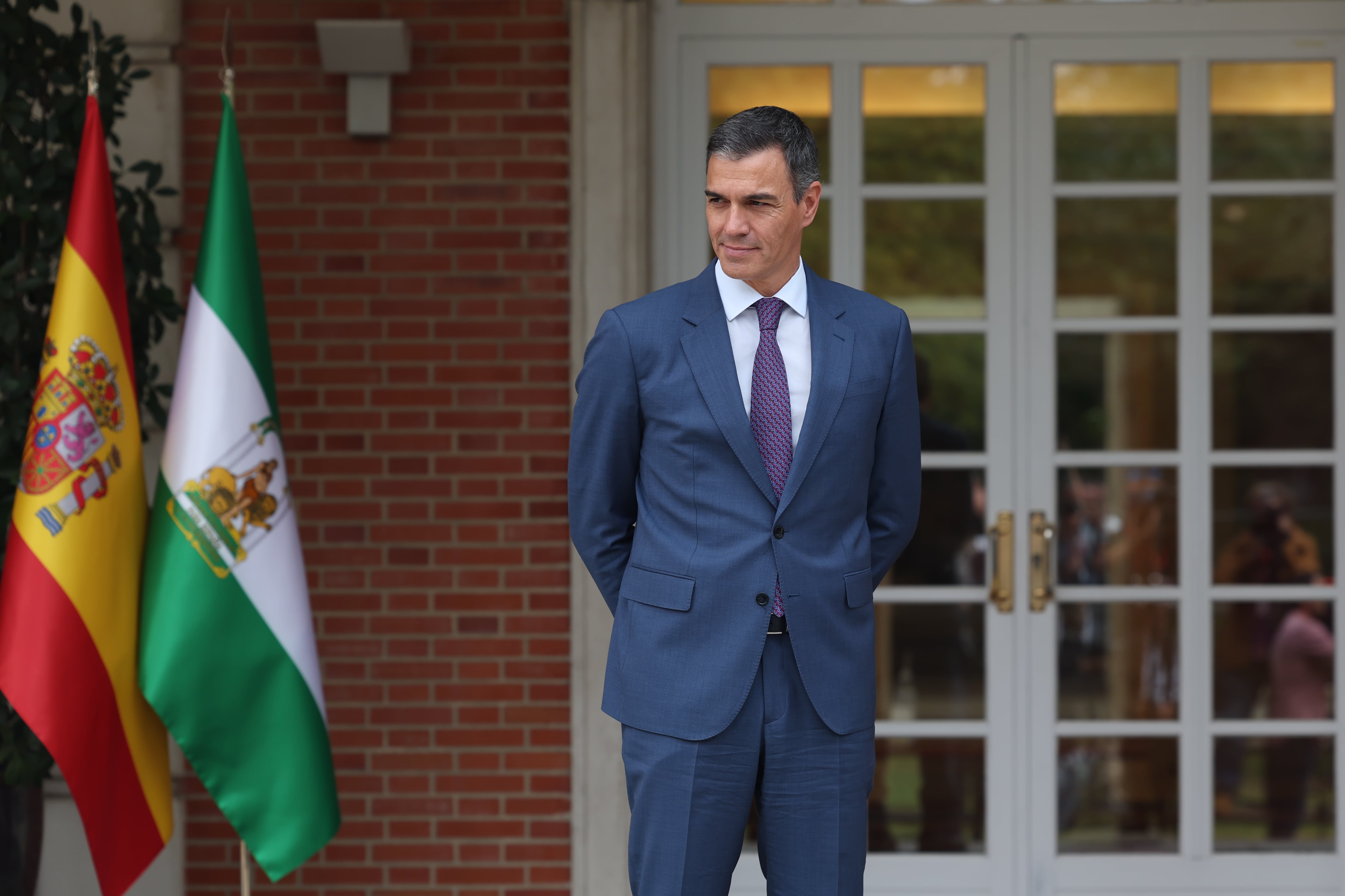 El jefe del Ejecutivo, Pedro Sánchez, sale a recibir este viernes en la Moncloa al presidente de la Junta de Andalucía Juanma Moreno, en el marco de la ronda de contactos con todas las autonomías anunciada tras pactar con ERC una &#039;financiación singular&#039; para Cataluña., este viernes en el Pàlacio de La Moncloa.