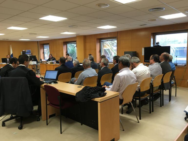 Los acusados en la sala de vistas de la Audiencia Provincial de Santa Cruz de Tenerife. 