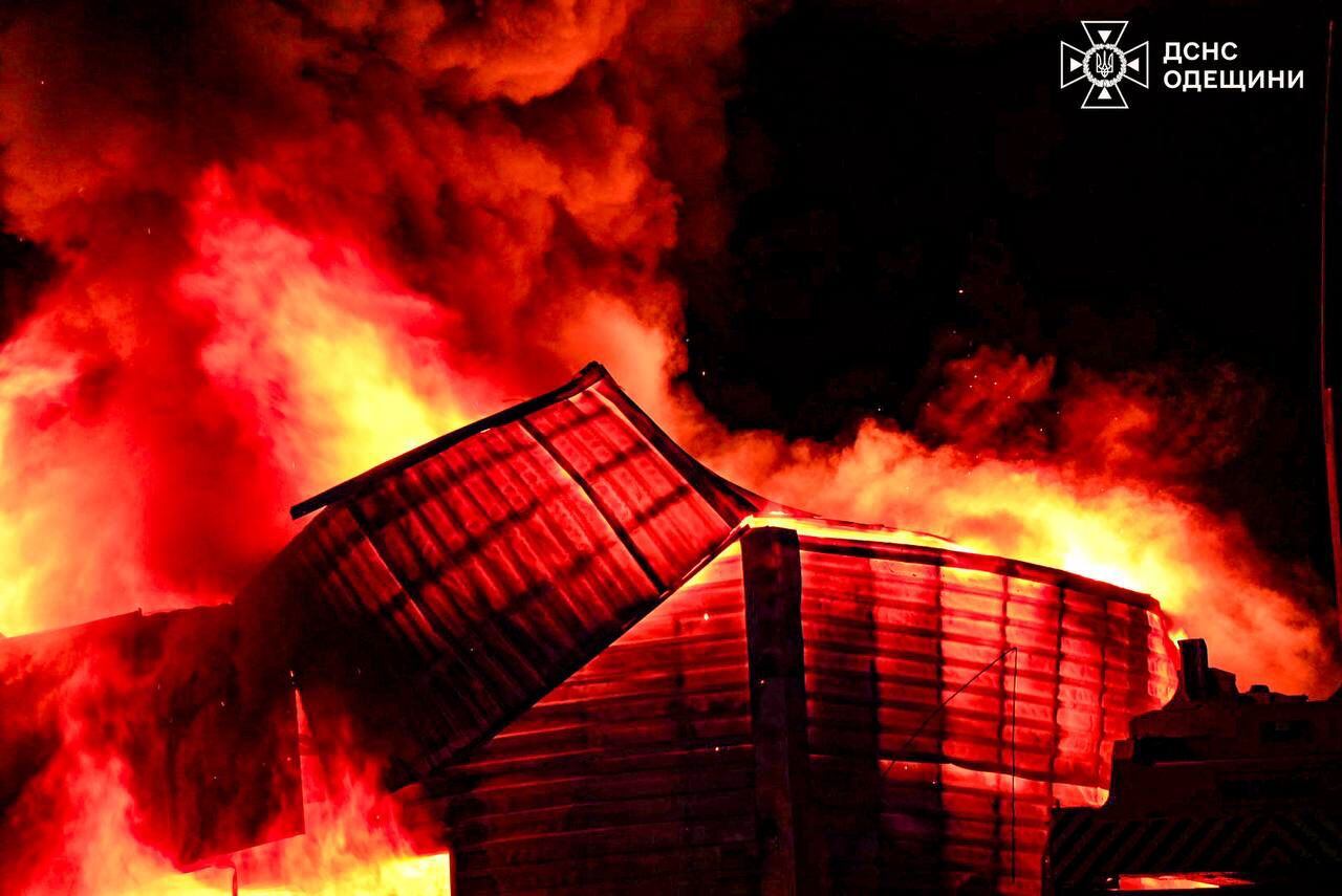 Incendio derivado de uno de los ataques de la última oleada de Rusia sobre Ucrania