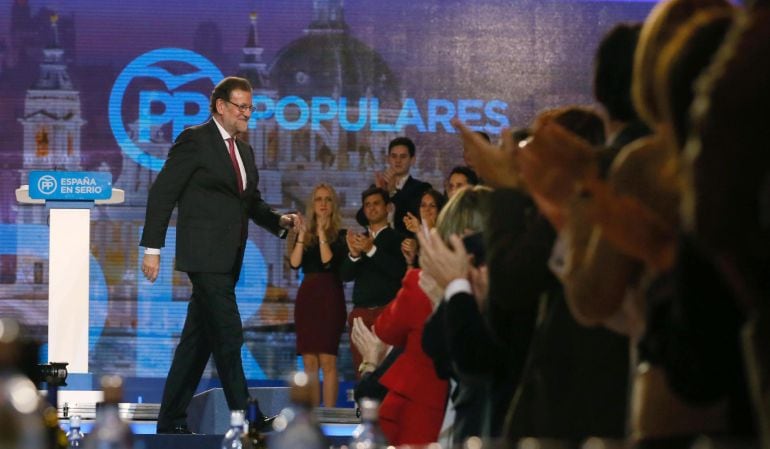 El presidente del Gobierno y candidato a la reelección por el Partido Popular, Mariano Rajoy, al término de su intervención en el acto electoral de cierre de campaña que los populares han celebrado esta noche en Madrid