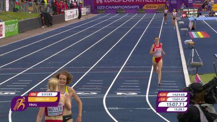 La entrada de Celia en la línea de meta. A la izquierda, Reh -de frente- y Moller.