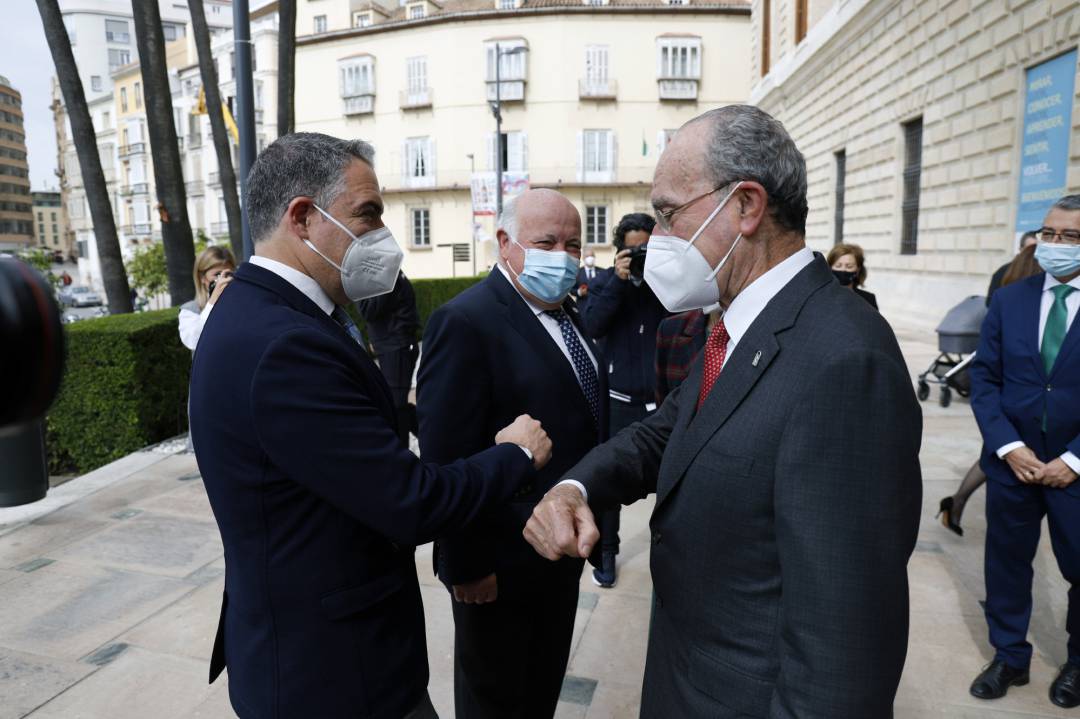 Bendodo saluda a De la Torre en el acto del Dia de Andalucía de este año