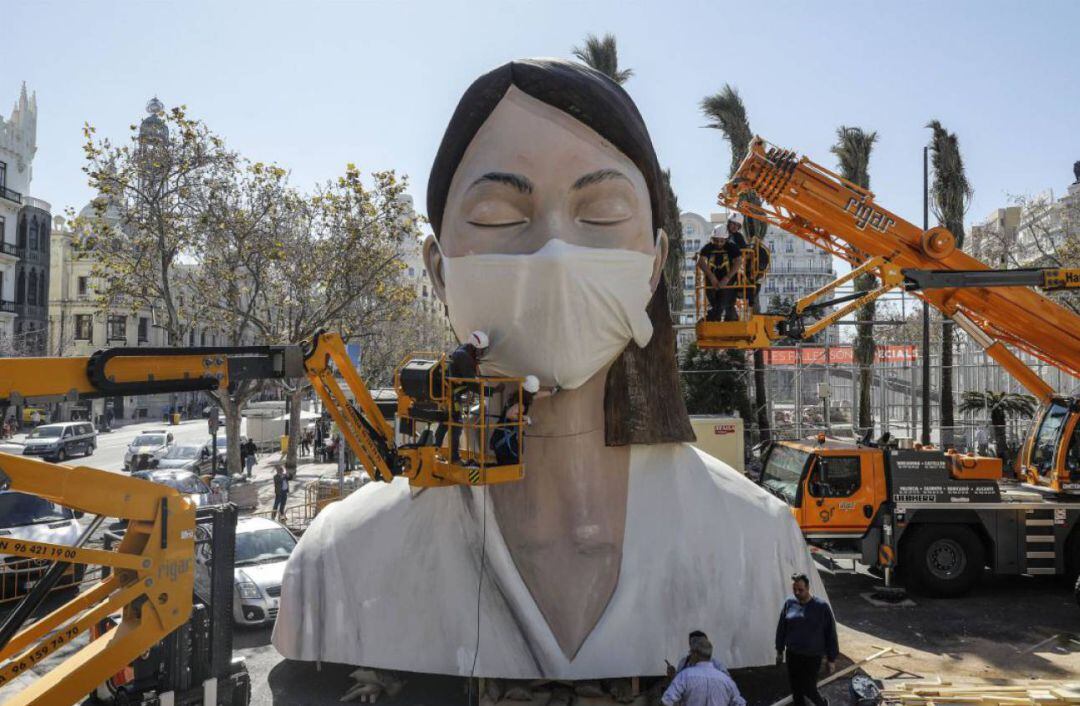 Imagen de la falla del Ayuntamiento de València 2020 durante su montaje antes del aplazamiento y finalmente suspensión de las Fallas por la Covid-19