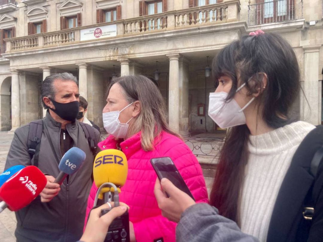 La abogada de Apasos, María Eugenia Suárez-Alba y Nuria Pérez-Cárcamo, presidenta de la asociación, denunciaban el pasado mes de abril maltrato animal en la perrera