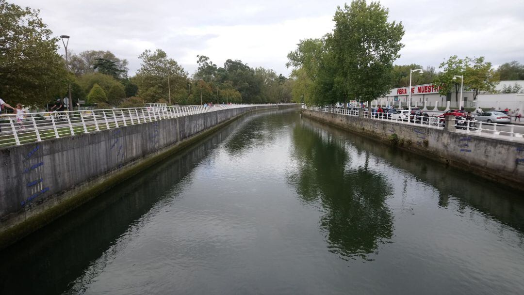 El río Piles a su paso por la Feria de Muestras.