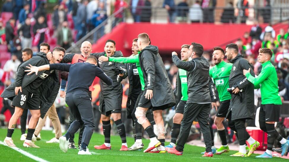 Los jugadores del Elche jalean a Francisco tras la victoria en Granada