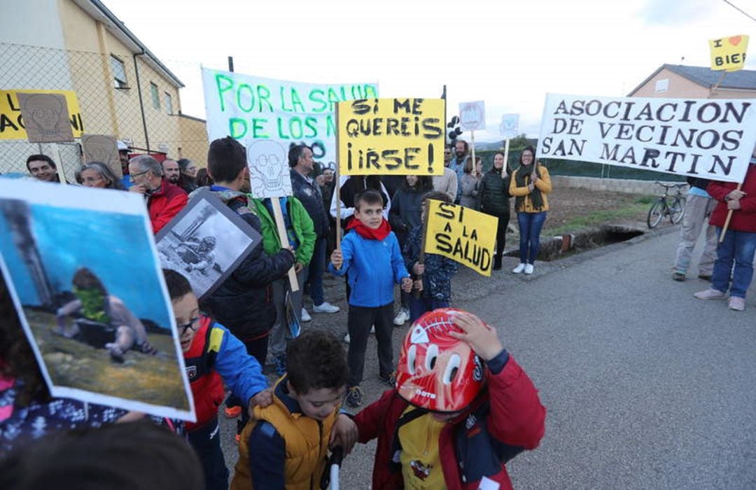 Protestas en el colegio de Carracedelo, en el Bierzo, contra la contaminación emitida por la cementera Cosmos.