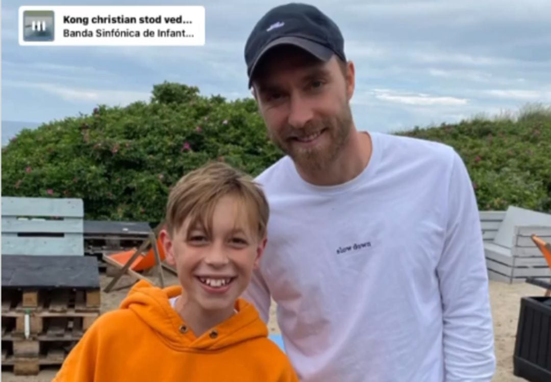 Christian Eriksen posa con un joven aficionado