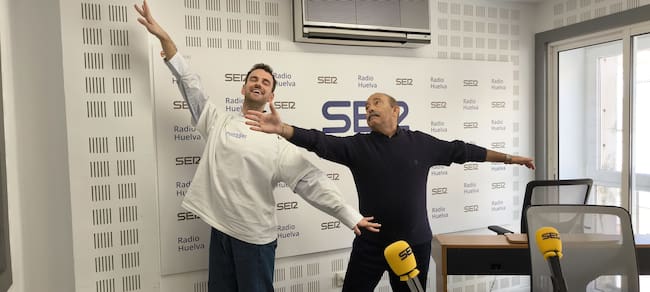 El bailarín onubense Alejandro López y Antonio García ex director de la Escuela de Arte León Ortega de Huelva