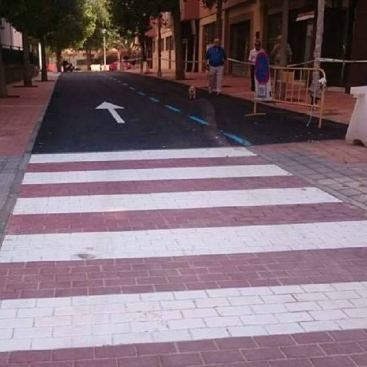 Pintan en Lorca un paso de peatones al revés ¿para que pasen los coches?