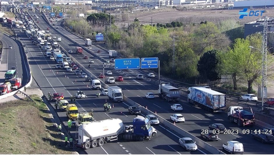 El accidente ha dejado inutilizados tres de los cuatro carriles de la autovía