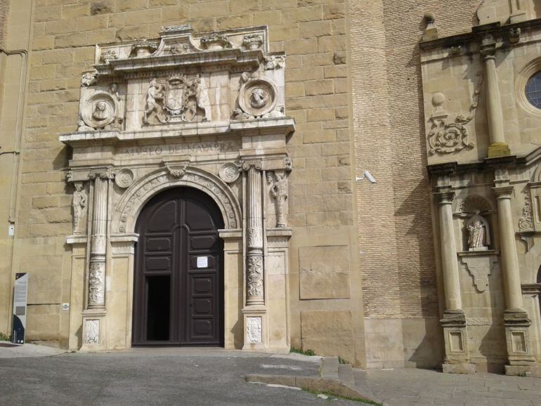 Fachada principal del Museo de Navarra en Pamplona