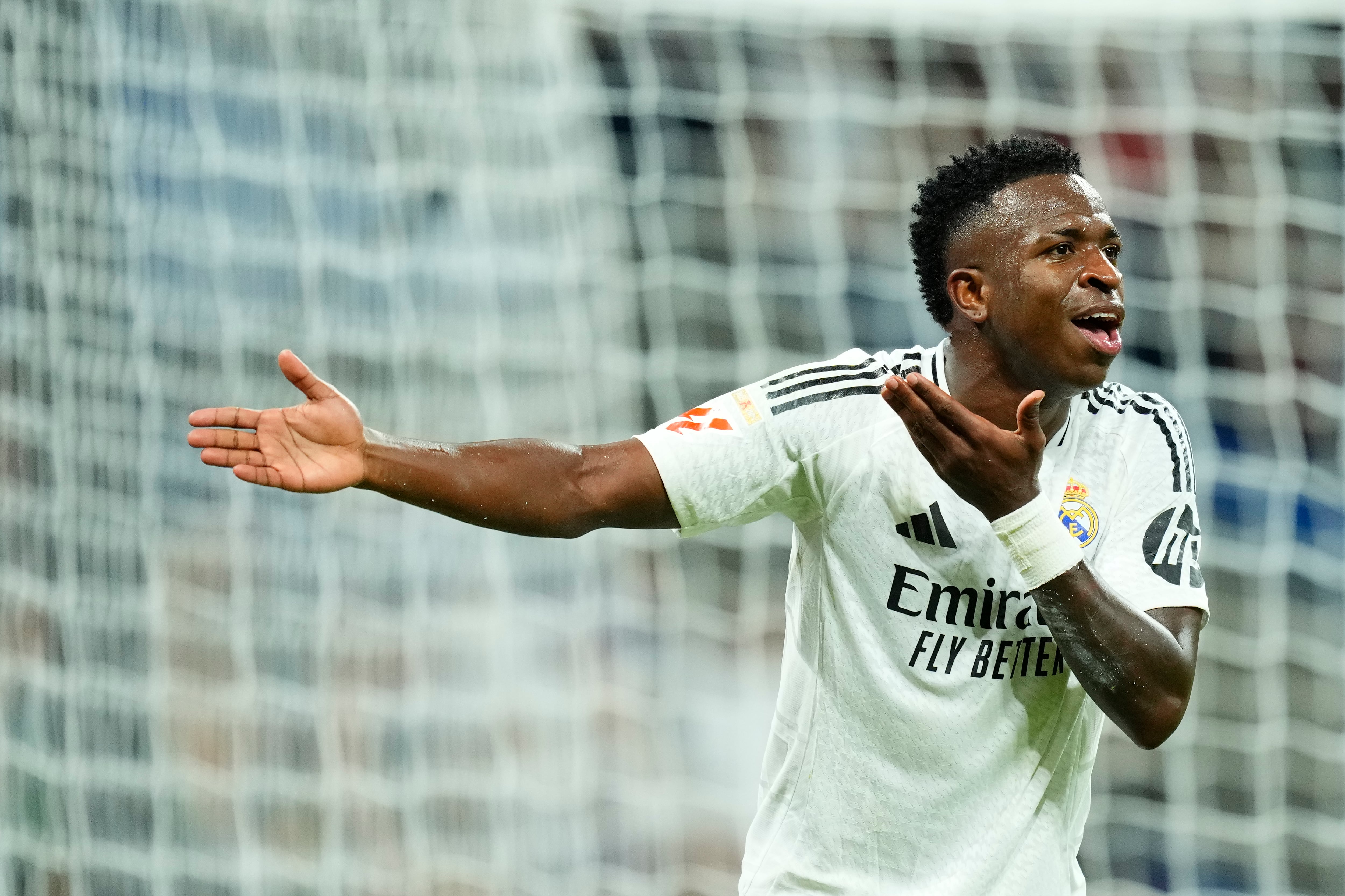 Vinicius Júnior protesta una decisión en un partido con el Real Madrid