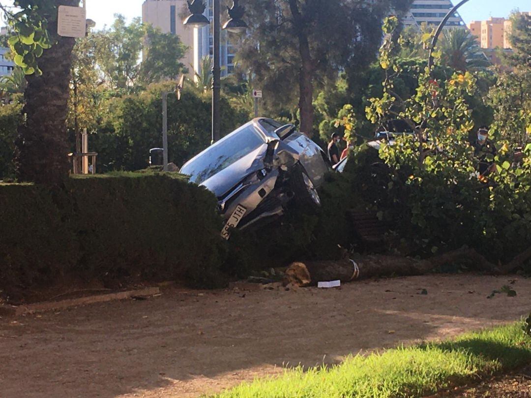Vehículo accidentado en la avenida de Jacinto Benavente 