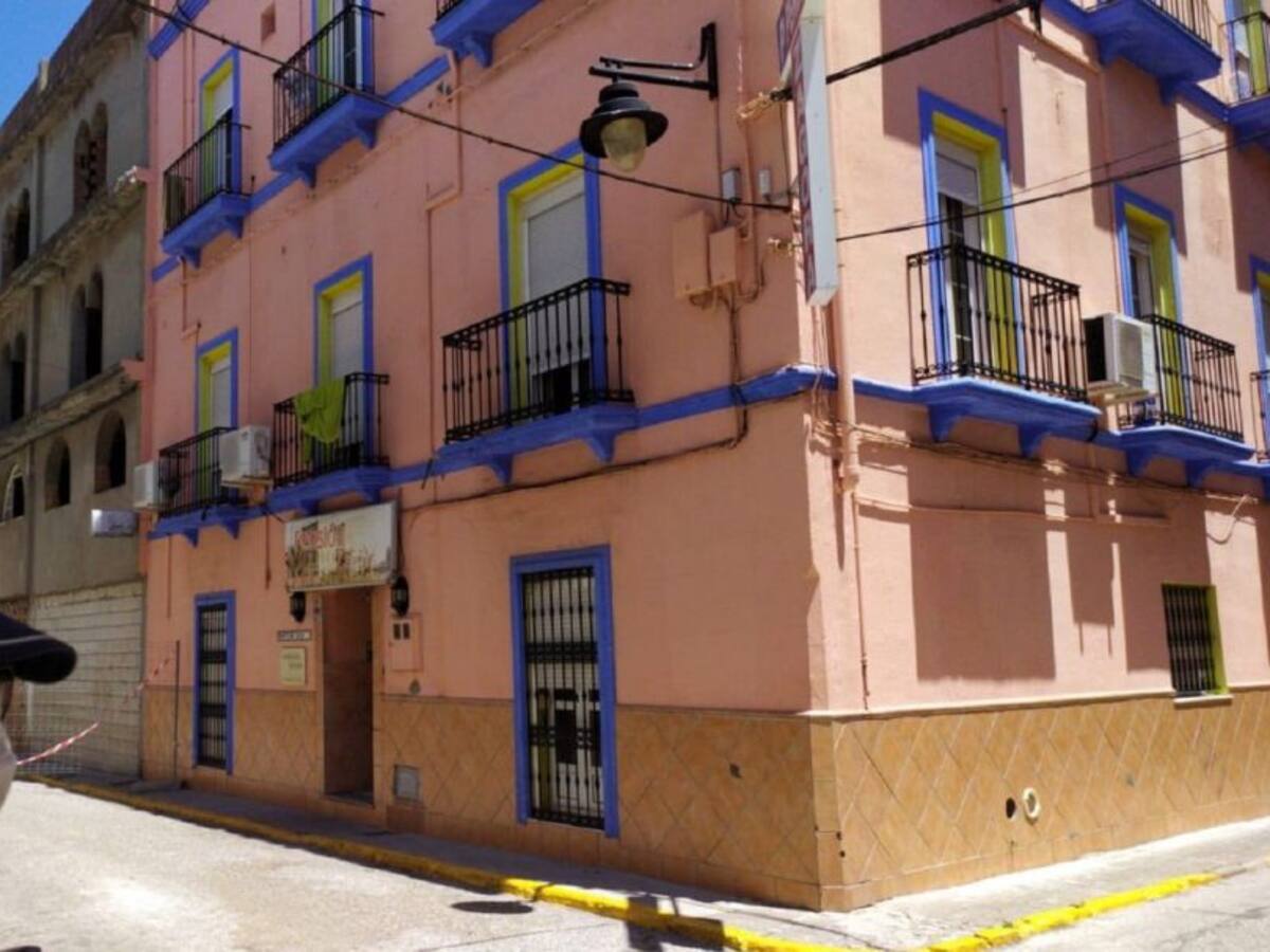 Un residente de la pensión de Algeciras donde hay contagiados dice que tienen "un poquito de miedo"