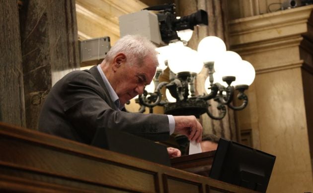 El president de la Mesa d&#039;Edat, Ernest Maragall, votant durant la constitució del Parlament