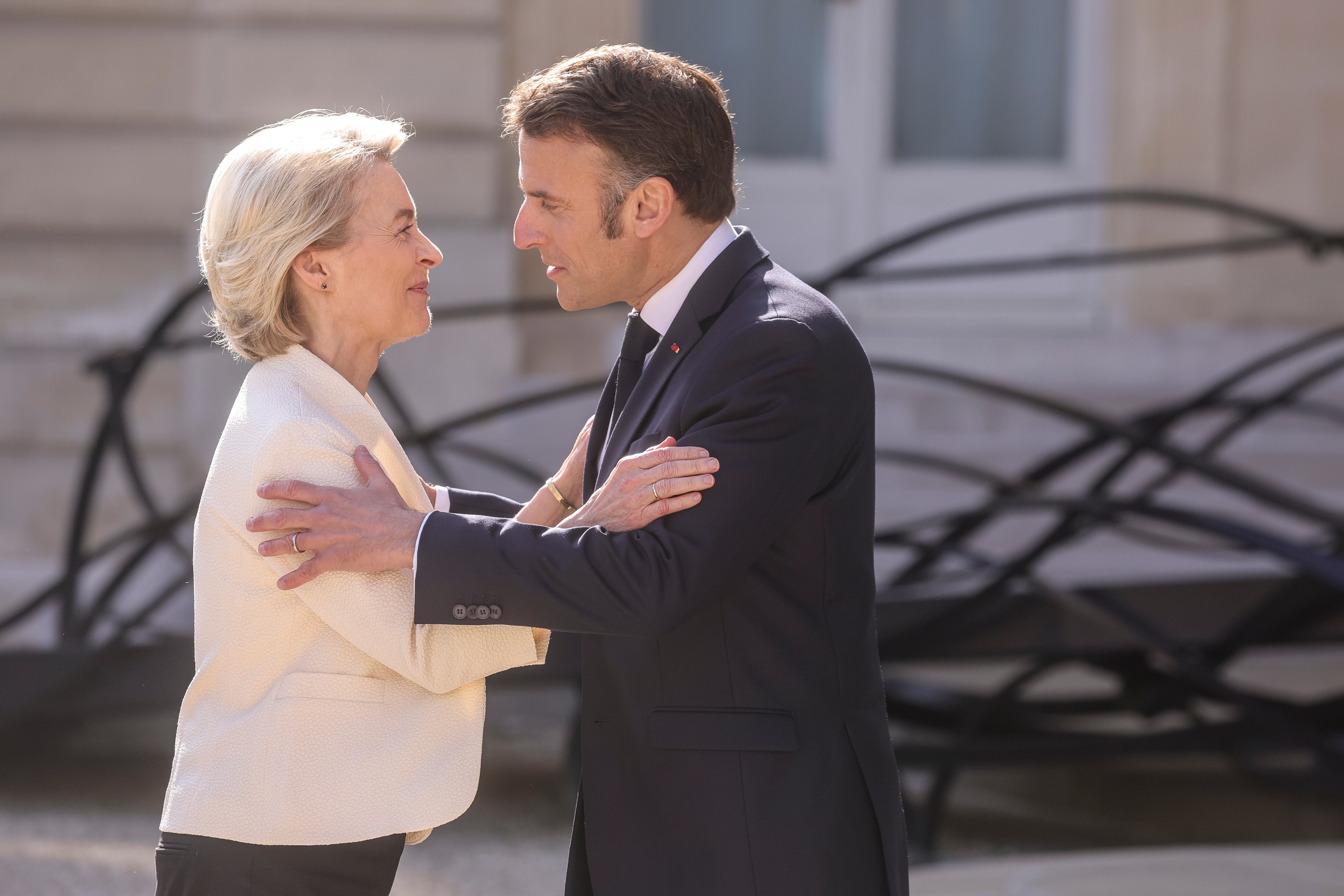 El presidente francés, Emmanuel Macron, saluda a la presidenta de la Comisión Europea, Ursula von der Leyen