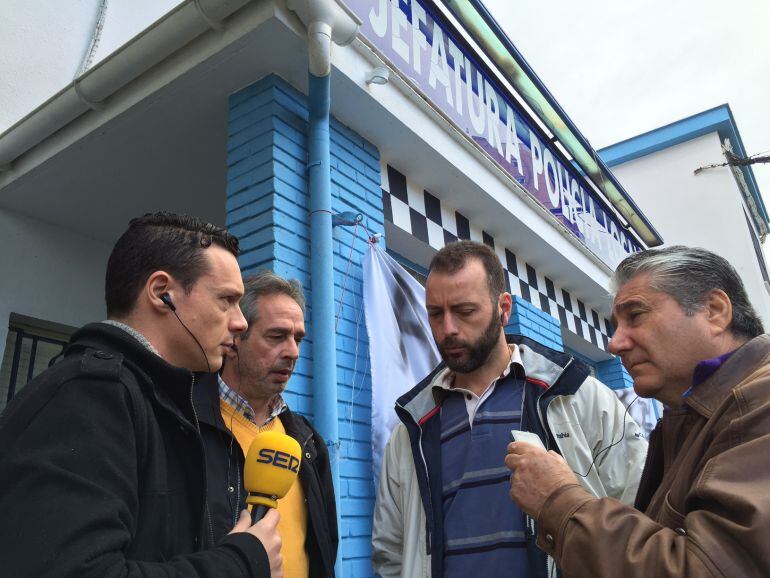 Un momento de la conexión que hemos mantenido con sindicatos a las puertas de la Jefatura de la Policía Local