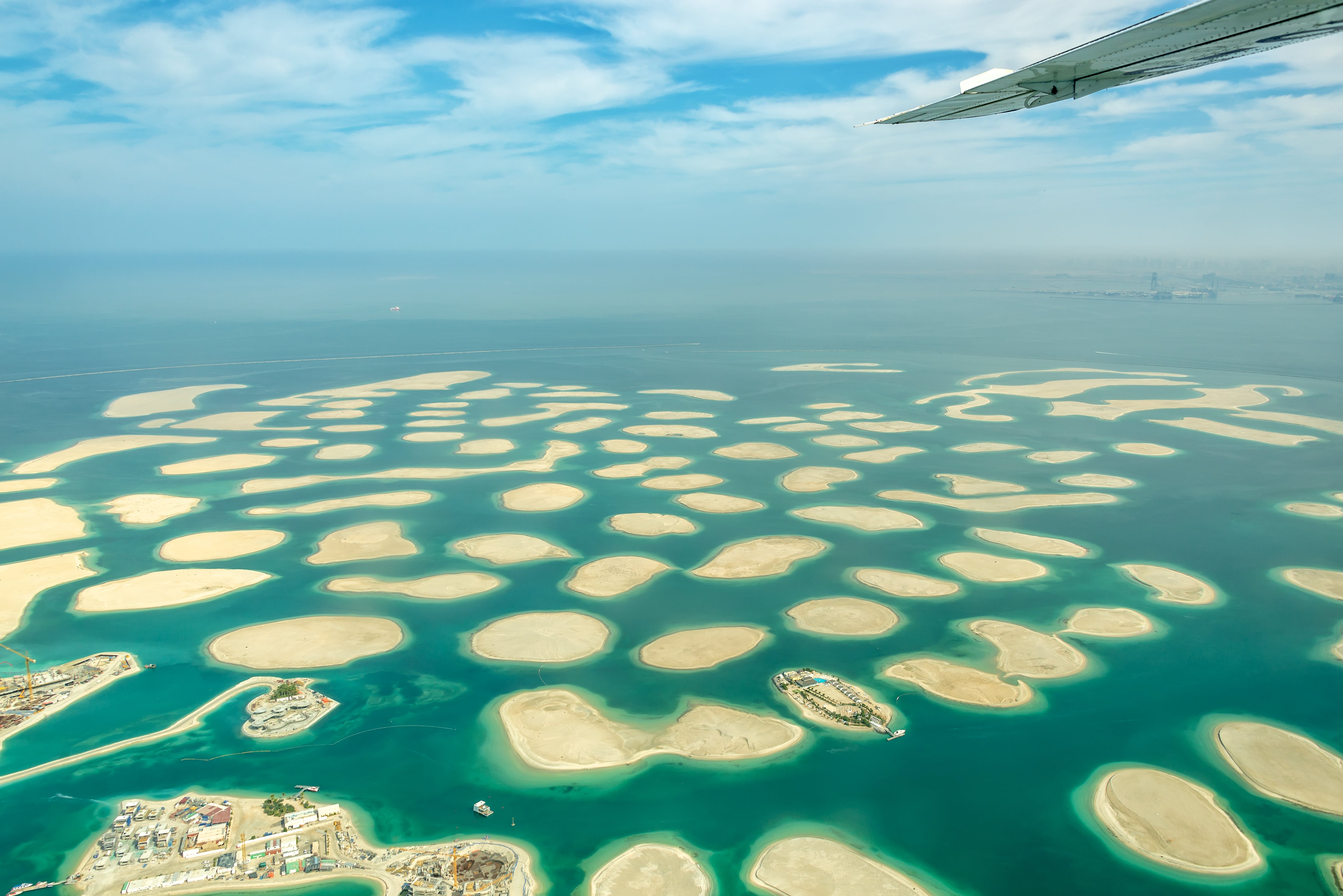 Vista aérea de las islas del mundo de Dubai, Emiratos Árabes Unidos.