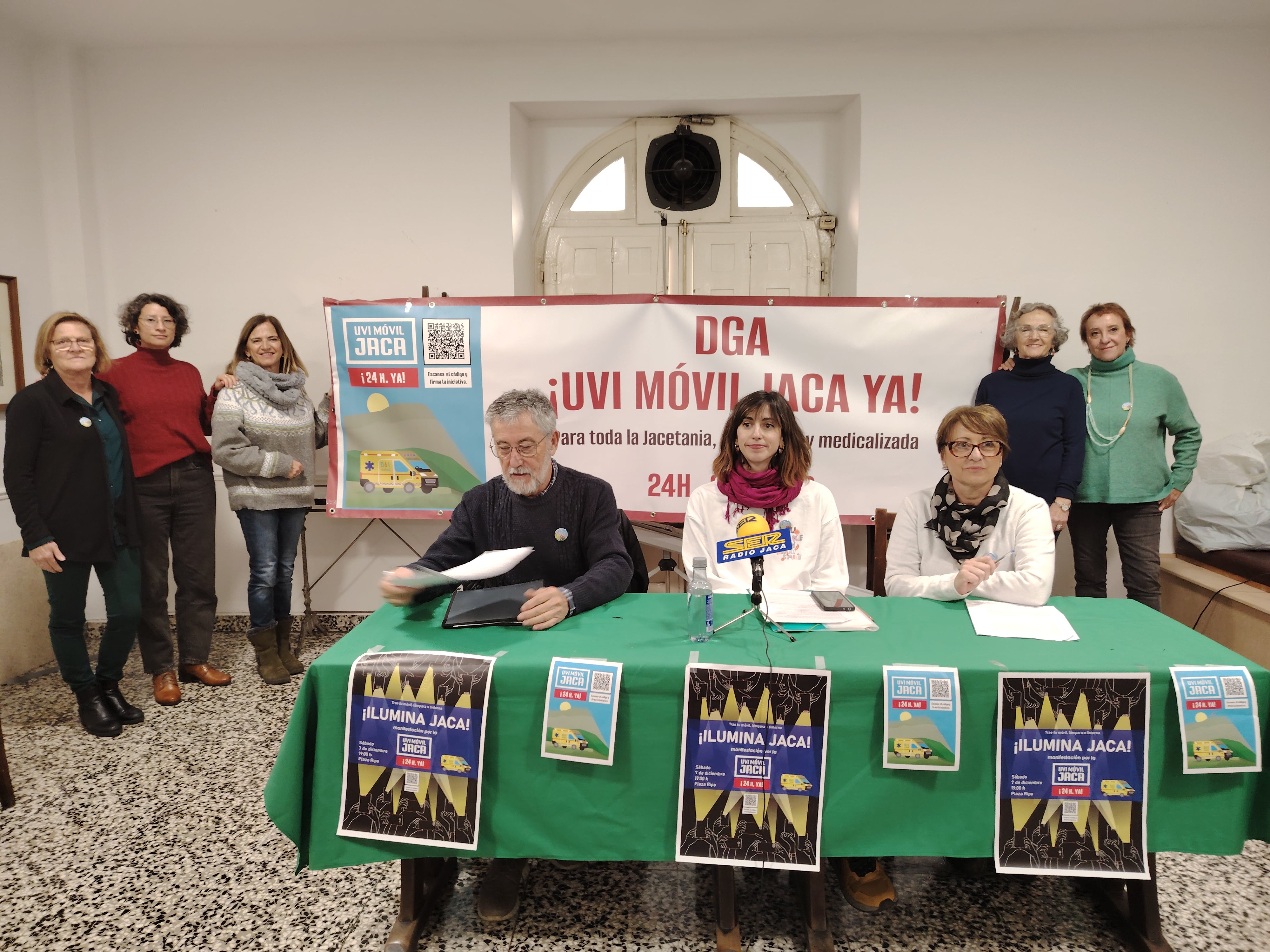 Miembros de la Plataforma ciudadana &quot;UVI móvil Jaca, la necesitamos ya!&quot;