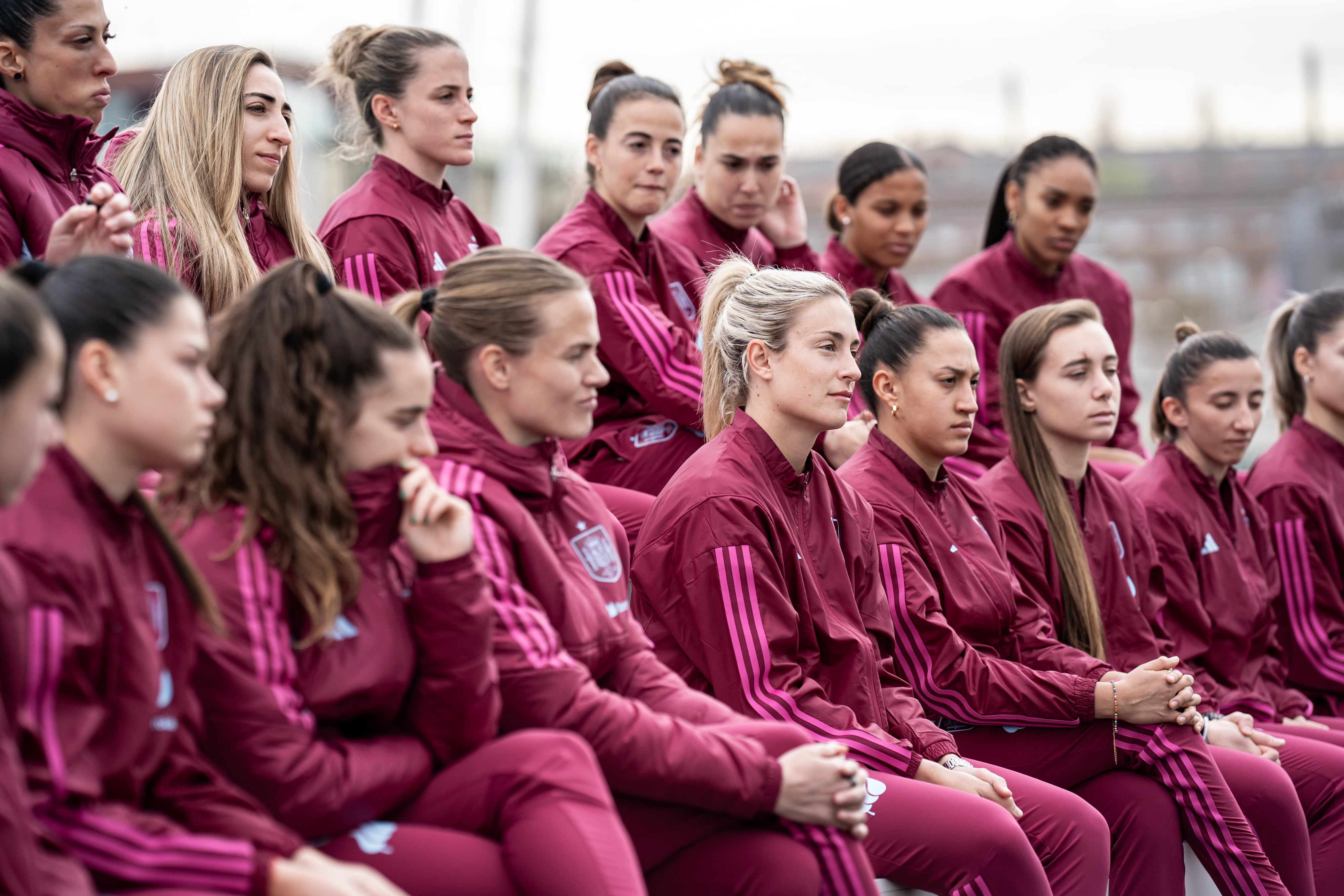 Alexia Putellas, rodeada por sus compañeras de Selección