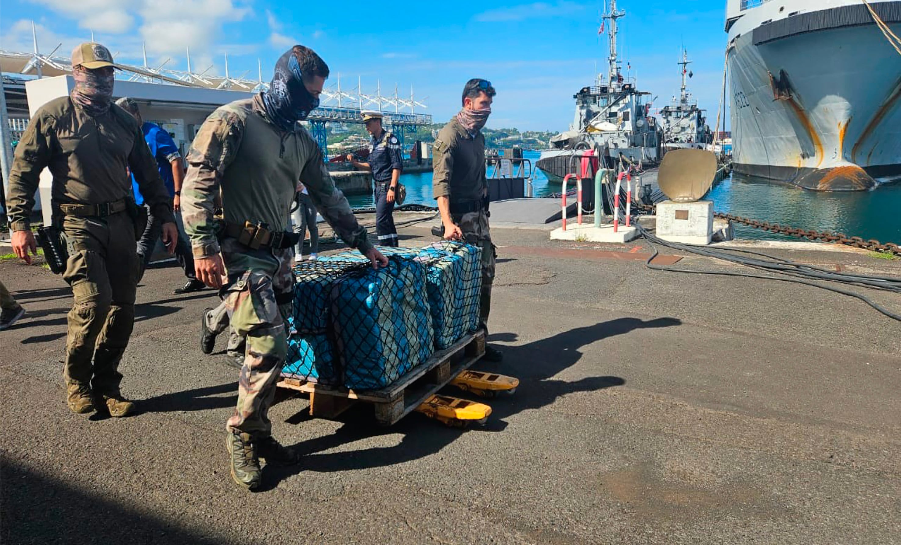 La Policía francesa ha detenido en Tahití a catorce miembros de la tripulación de un barco pesquero de bandera española.