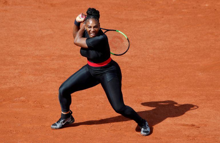 Serena Williams devuelve una bola en Roalnd Garros