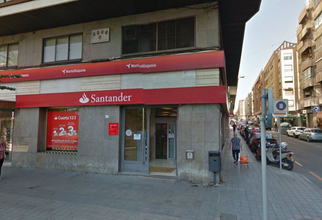 Sucursal del banco Santander de la plaza Galicia