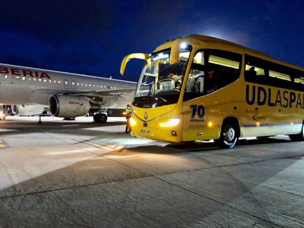 Quince jugadores de la UD Las Palmas pierden el avión y viajarán a Sevilla en un chárter