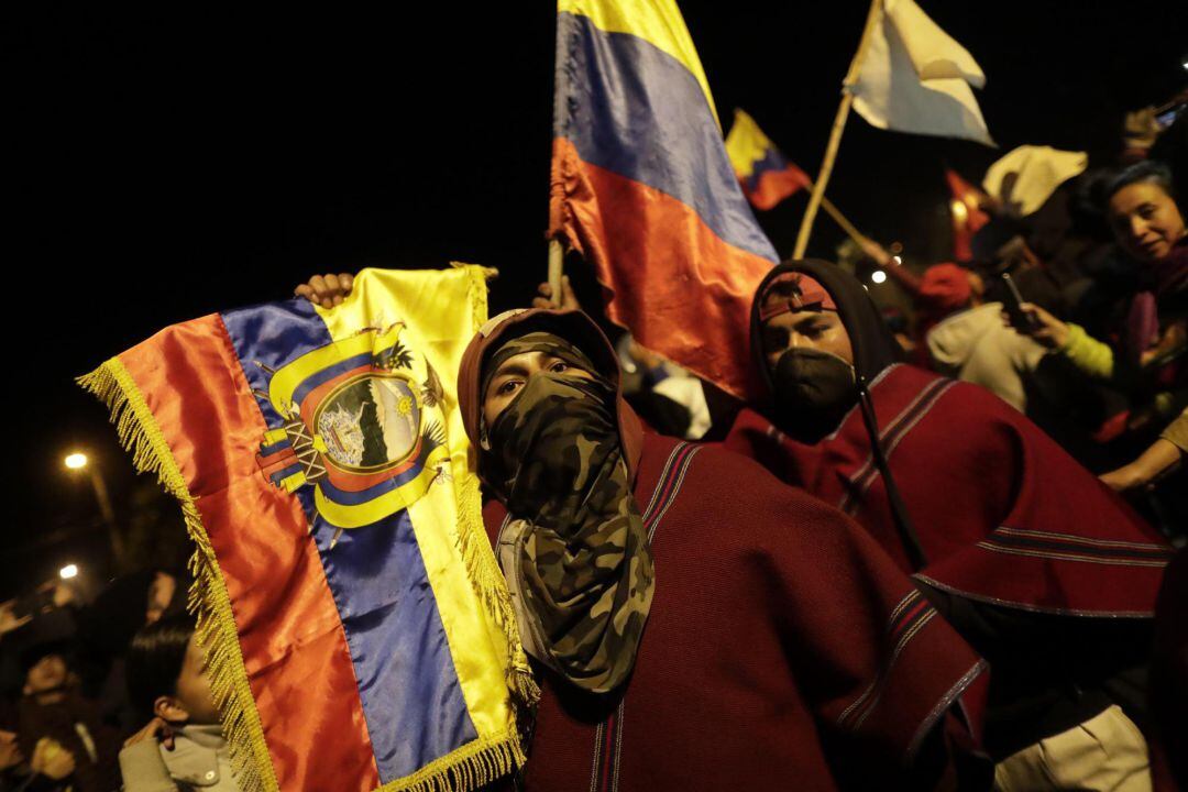 Manifestantes celebran el acuerdo logrado entre el Gobierno e indígenas que termina con las protestas en el país, en Quito. 