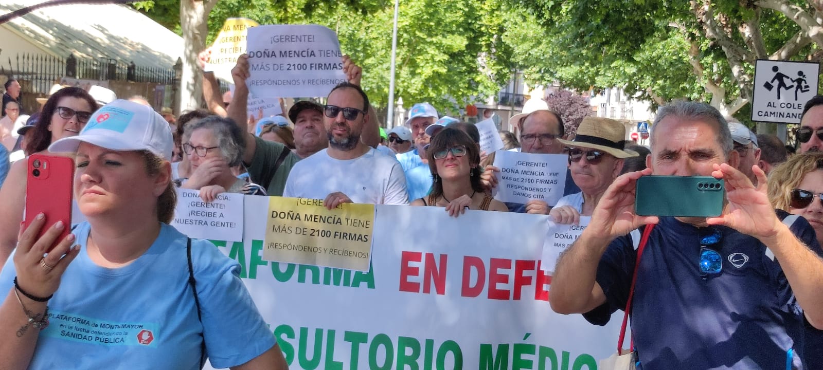 Protesta por el riesgo de cierre de la UCI del Infanta Margarita y por la pérdida de médicos de Atención Primaria en Priego de Córdoba, ante el centro de Salud de Cabra