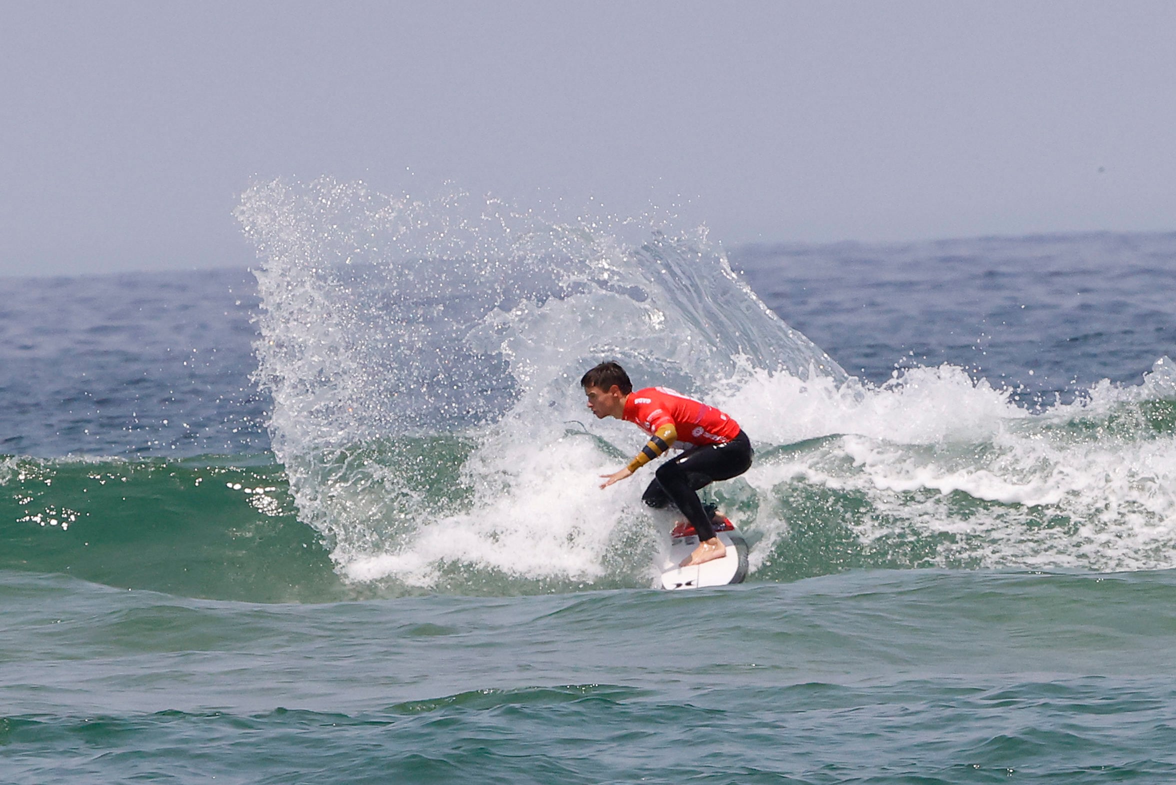 VALDOVIÑO (A CORUÑA), 17/07/2022.- El surfista vasco Adur Amatriain compite este domingo durante la final masculina del Abanca Pantin Classic Galicia Pro en Valdoviño (A Coruña). EFE/ Kiko Delgado
