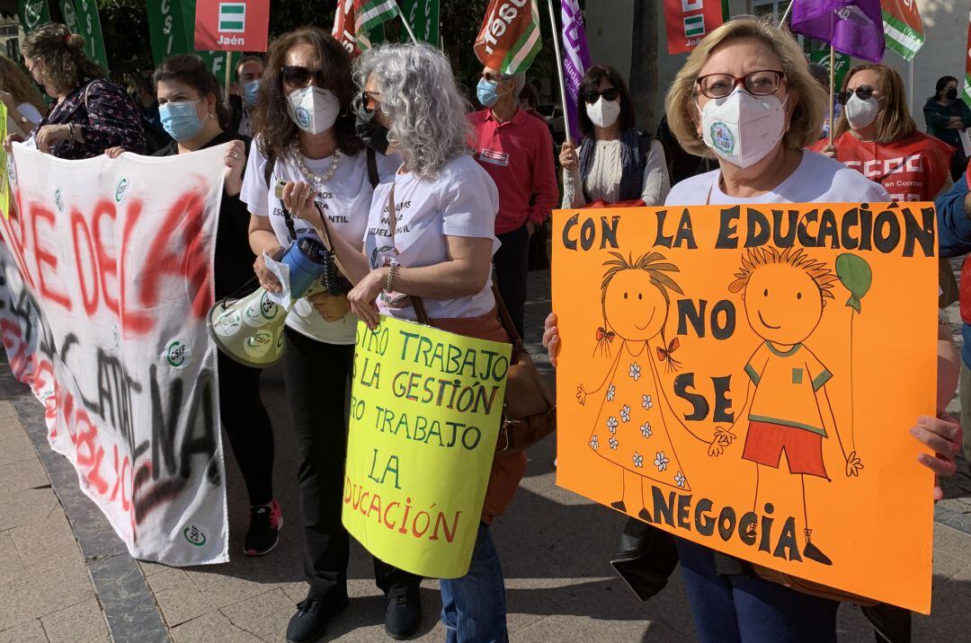 Una mujer sostiene un cartel reivindicativo durante la protesta de esta mañana.