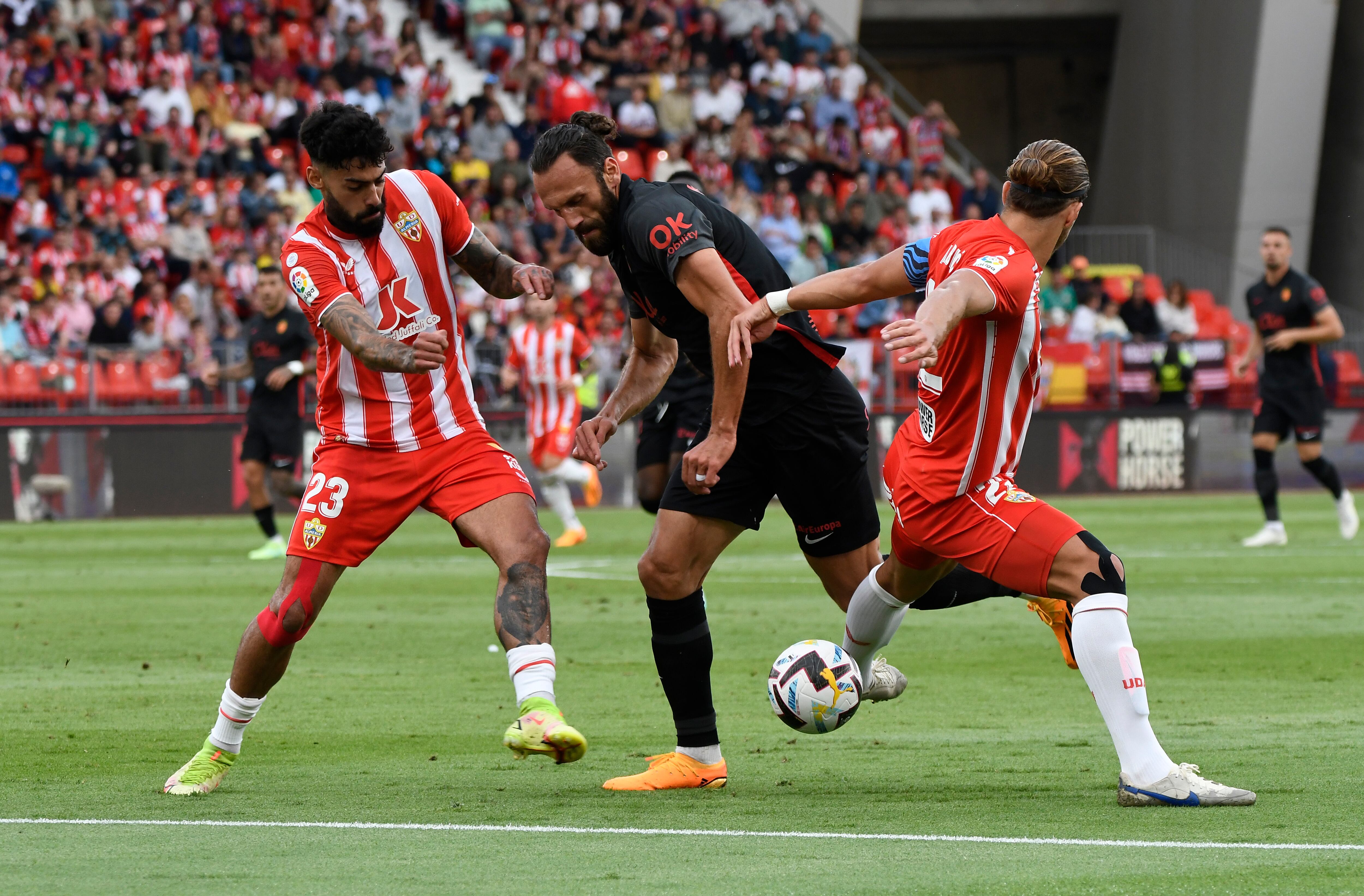 ALMERÍA (ESPAÑA), 20/05/2023.- El jugador del UD Almería Samu Costa (i) disputa un balón con el jugador del RCD Mallorca Muriqui (c) este sábado, durante el partido de LaLiga celebrado en el Power Horse Stadium de Almería. EFE/ Carlos Barba
