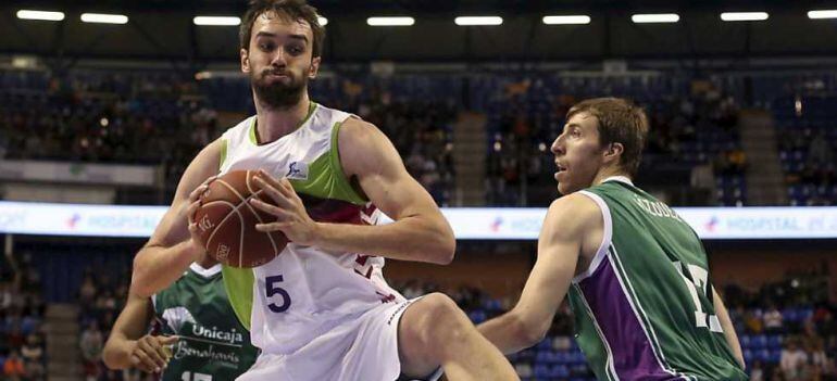 Begic pelea una rebote en presencia de Fran Vázquez