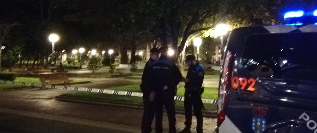 Agentes de la Policía Local en los jardines de Méndez Núñez