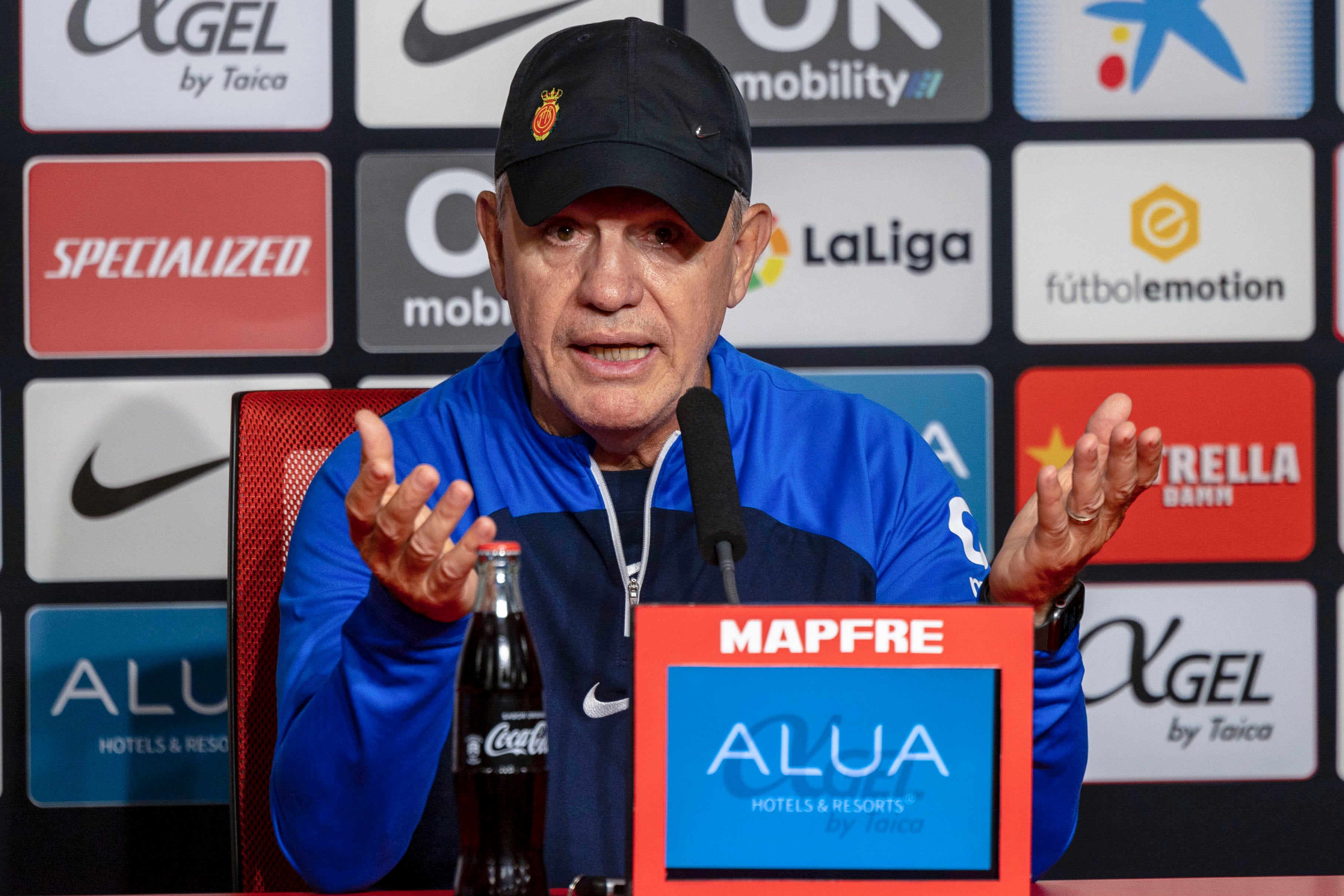 GRAF157. PALMA DE MALLORCA, 09/10/2022.- El entrenador del Real Mallorca, Javier Aguirre, ofrece una rueda de prensa, este domingo, previa al encuentro de mañana con el Elche C.F.. EFE/ Cati Cladera
