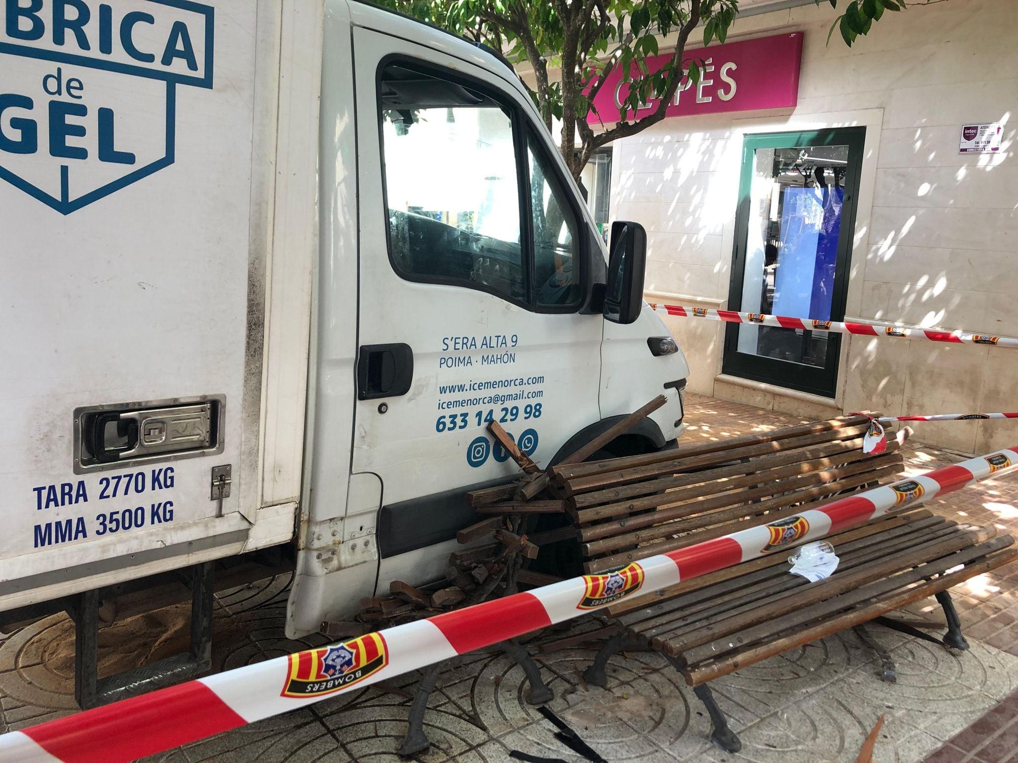 En fallar el fre de ma el camió va rodar sense control pel carrer de l'Infanta de Maó fins que va xocar amb el mobiliari urbà i es va aturar deixant pel mig dues persones ferides.